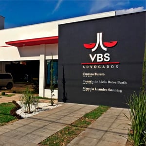 As cores fortes da fachada da banca de Sinop/MT contrastam com o arquitetado jardim. 