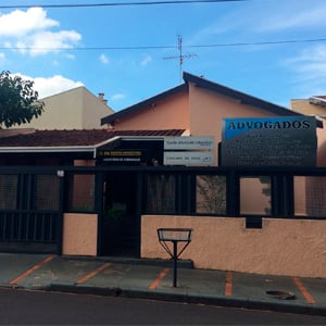 As grades bem fechadas se destacam na fachada do escritório de Barretos/SP.