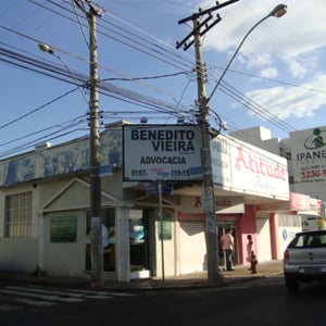 No cruzamento das ruas, o escritório de Uberlândia/MG divide o espaço com estabelecimentos comerciais. 