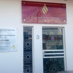 Na capital Natureza, Rio Branco/AC, desenhos de flores enfeitam a entrada do escritório.