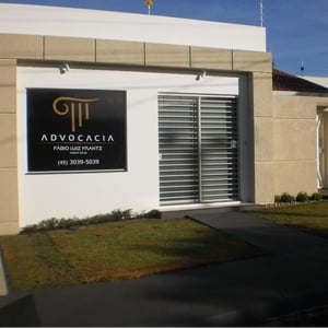 O sol e a sombra brigam pelo espaço na frente da banca de Cascavel/PR.