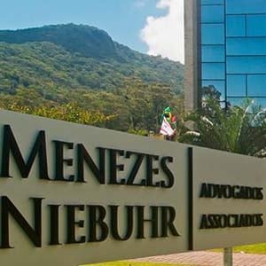 As montanhas e a natureza exuberante fazem da fachada de Florianópolis/SC um lindo cartão postal. 