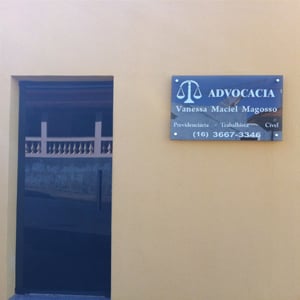 A balança da Justiça chama atenção na placa espelhada do escritório de Cajuru, interior de SP. 
