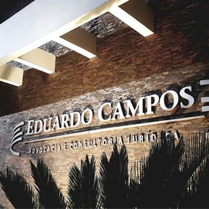 A iluminação realça o moderno letreiro da fachada de tijolos a vista, na cidade de Ponta Porã/MS.