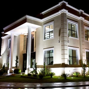 A iluminação focada no jardim e na moderna estrutura realça a fachada do escritório de Bebedouro/SP. 