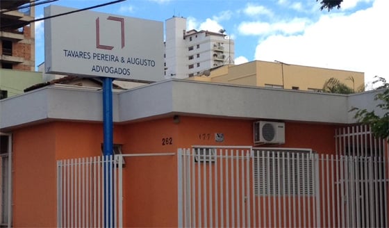 A placa de grande destaque contém as cores condizentes com a fachada do escritório de Uberlândia/MG.