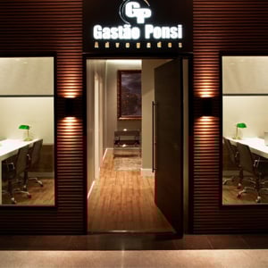 Localizada em sala no shopping de Santa Maria/RS, a fachada do escritório possui uma textura distinta, realçada pelo efeito da luz. 