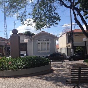 Na Cidade dos Exageros, Itu/SP, o escritório localizado em um casarão antigo com grandes vidraças dá vista para a praça que reflete a vida tranquila do interior. 