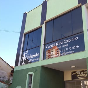 Na terra do Menino da Porteira, Ouro Fino/MG, o escritório é realçado pelas letras brancas nos vidros em tom fumê.