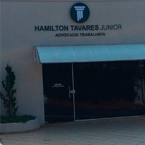 O extenso toldo sombreia a entrada do escritório trabalhista de Mogi Mirim/SP.