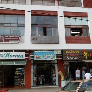 A placa cinza, no segundo andar do prédio comercial em Águas de Lindóia/SP, indica que ali funciona um escritório de advocacia.