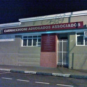 Os tons vermelhos contrastam com a sobriedade do cinza na fachada do escritório em Monte Alto/SP. 