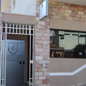 Os detalhes da parede do escritório da conhecida Varginha/MG, contrastam com os pormenores que o vidro espelhado da janela captura da rua.