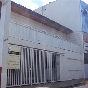 Os tons brancos da larga fachada da banca de São Sebastião de Paraíso/MG combinam com a arquitetura da mesma, com bela sacada convidativa para uma brisa nos dias verão. 