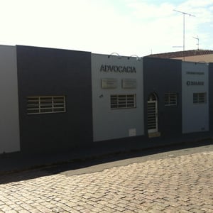 Com estilo sóbrio, o escritório de Espírito Santo do Pinhal/SP encontra-se em frente à antiga Estação Ferroviária da Mogiana e ao lado do Fórum e da Casa do Advogado da comarca. 