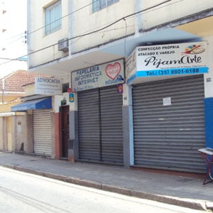 No sul de Minas, em Caxambu, acima da estreita porta de madeira, a placa evidencia o escritório de advocacia. 