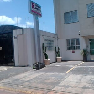 Cactos ornamentam o estacionamento do escritório de Bauru/SP. 