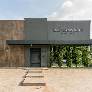 Como um belo cartão de visita, a fachada do escritório de Campinas/SP impressiona pelo toque de sofisticação e arquitetura arrojada, combinando texturas diferentes na sua composição. 