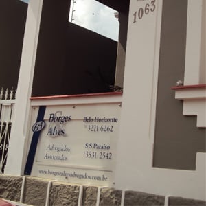 Debaixo do alpendre da antiga casa de São Sebastião do Paraíso/MG, uma placa acrílica exibe os dados do escritório. 