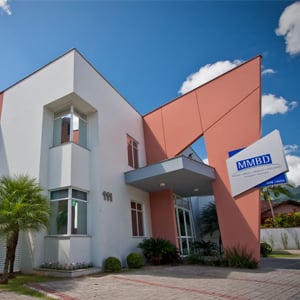 Na catarinense Jaraguá do Sul, o rosa e o branco se misturam na moderna arquitetura do escritório. 