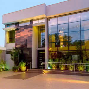 Quem passa pelo escritório da capital mundial do setor sucroalcooleiro, Sertãozinho/SP, visualiza o ambiente moderno valorizado por um paisagismo de qualidade. 