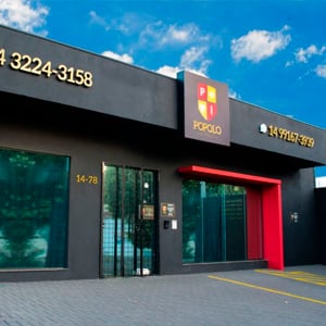 A combinação das cores - preta e vermelha - confere à fachada do escritório de Bauru/SP modernidade e sofisticação. 