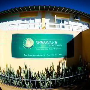 O canteiro de espada-de-são-jorge realça a fachada do escritório de Santa Cruz do Sul/RS. 