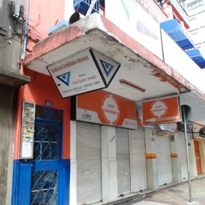 O trio de cores - branco, azul e laranja - realça a fachada de Juiz de Fora/MG.