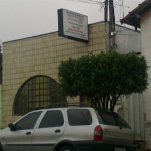 O design arredondado da janela é um detalhe do escritório francano.