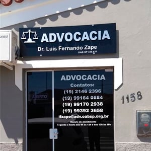 As letras brancas no vidro fumê realçam a fachada da banca da "Terra dos Poetas", Capivari/SP. 