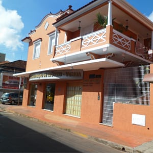 A construção do escritório de Alfenas/MG é marcada pela grande quantidade de detalhes, como as figuras na sacada feitas em gesso e os beirais no telhado e janelas.