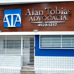 A fachada da banca de Salto/SP é realçada pelos revestimentos de madeira e 3D, conferindo elegância ao escritório.