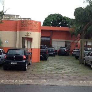 O amplo estacionamento é destaque no escritório de Patos de Minas.