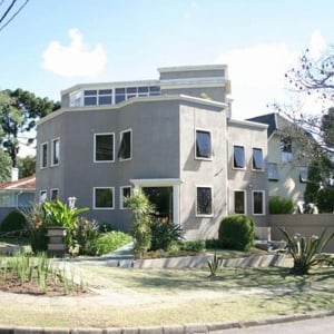 O escritório de Curitiba/PR impressiona pelo vigoroso e bem cuidado jardim. 