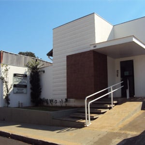 Dois corrimãos, um da escada e outro da rampa, levam os clientes até a entrada da banca de Votuporanga/SP. 