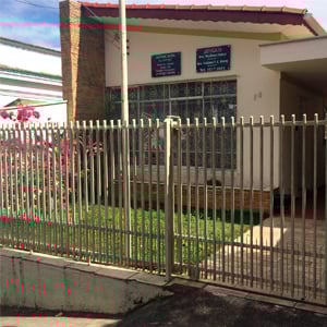 Uma florida primavera colore a fachada do escritório de Amparo/SP. 