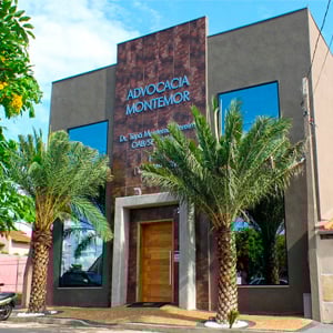 Os vidros espelhados da fachada do escritório de Potirendaba/SP garantem um visual moderno e sofisticado à banca.