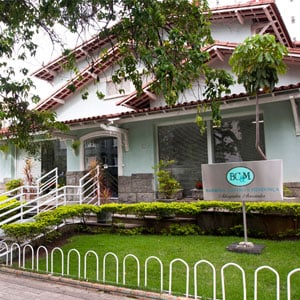 O belo jardim dá boas-vindas aos clientes da banca mineira de Belo Horizonte. 