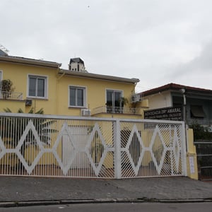 Figuras em forma de losango decoram a fachada, ao passo que conferem maior segurança à banca de São Paulo/SP. 