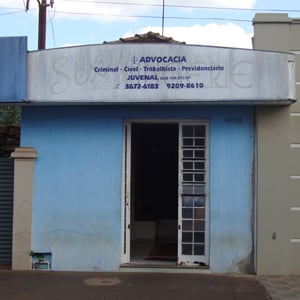 Na pacata Santa Cruz das Palmeiras/SP, o escritório de tom azulado contrasta com o aberto céu paulista. 