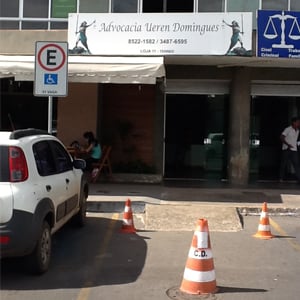Na movimentada rua de Sobradinho/DF, os cones demarcam a vaga de estacionamento do escritório. 