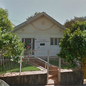 As árvores na frente do escritório de Pederneiras/SP decoram a fachada da banca.