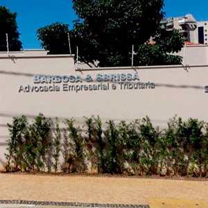 Quem passa pelo escritório de Itu/SP pode avistar uma frondosa copa de árvore na parte interna da banca. 