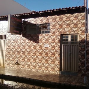 O tom marrom predomina na parede azulejada da banca de Uberlândia/MG.