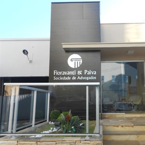 No escritório de Varginha/MG, cidade conhecida pelo suposto aparecimento de criaturas alienígenas, o pequeno jardim é protegido por uma estrutura de vidro. 