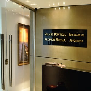 A placa com letras douradas identifica a entrada do escritório em Fortaleza/CE.