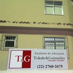 No parapeito do escritório de Rio das Ostras/RJ, uma placa exibe os dados da banca. 