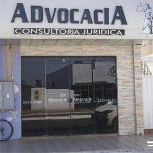 A imagem da deusa Thêmis ilustra a fachada da banca de Vilhena/RO.