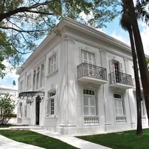 As altas palmeiras e árvores sombreiam a banca que está localizada no elegante bairro Jardins em São Paulo/SP. 