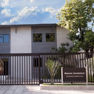 O bom tempo emoldura a fachada do escritório da capital pernambucana, Recife. 